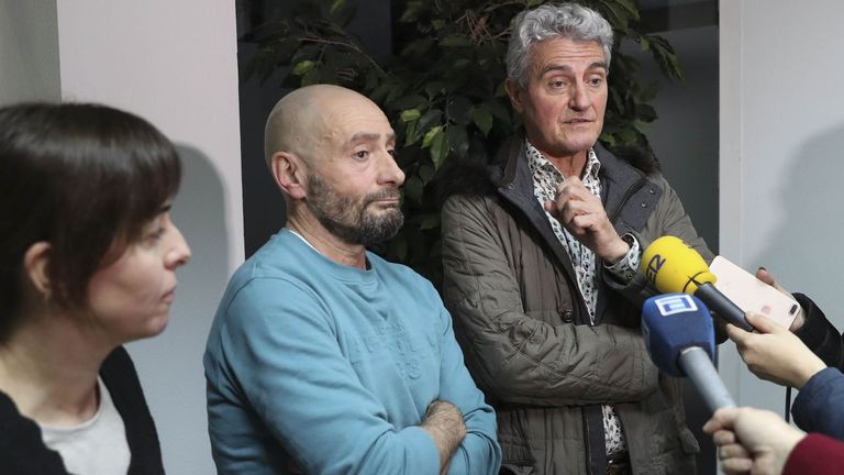 Los portavoces de los médicos de atención primaria, Oscar Salinas (d), Alfredo Fernández (c) y Tatiana Fernández (i), atienden a los medios de comunicación durante una asamblea que realizaron en el Colegio de Médicos, en Oviedo