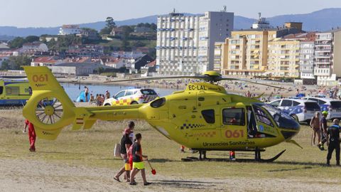 O helicptero do 061 na praia Compostela para trasladar a un baista, Vilagarca