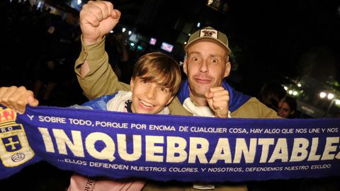 Cientos de aficionados celebran el ascenso del Real Oviedo en la plaza Amrica
