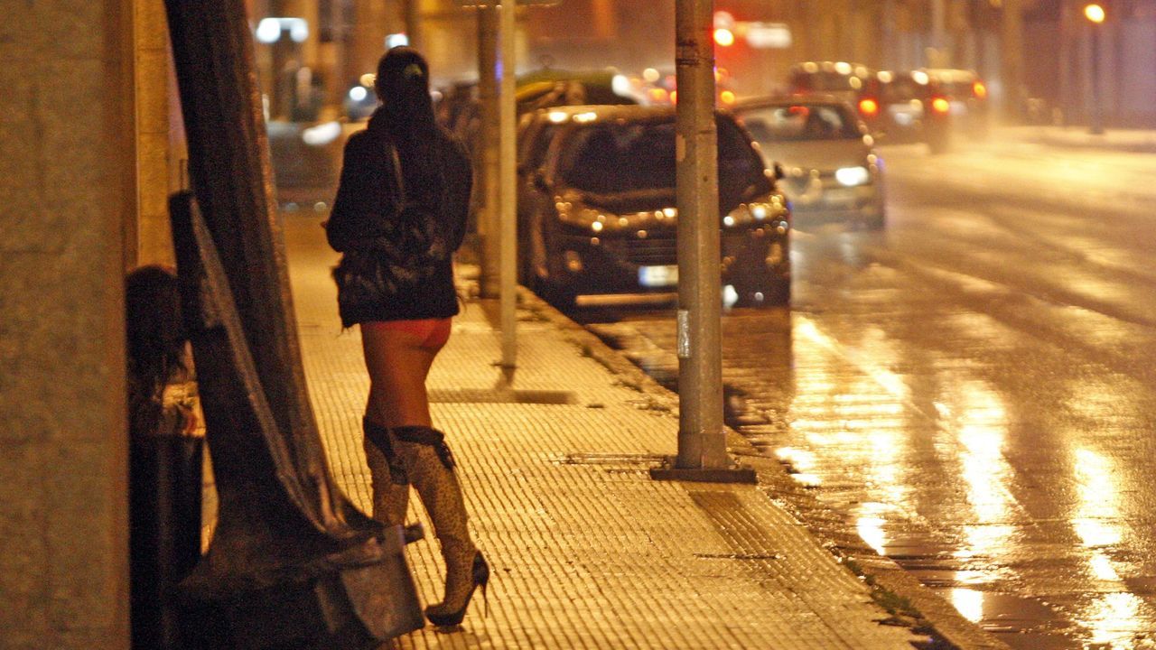 Fracasan los intentos de desencallar al megaportacontenedores del canal de Suez.Prostituci&oacute;n callejera en Vigo en una imagen de archivo