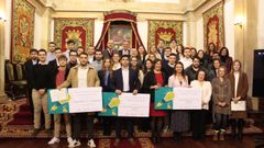 Foto de familia de los equipos premiados y de los equipos con mencin, junto a las autoridades acadmicas y del Banco Santander