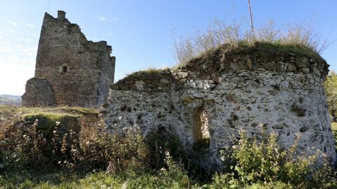El castillo de Torés, en As Nogais, está en ruina y con peligro de derribo en su torre