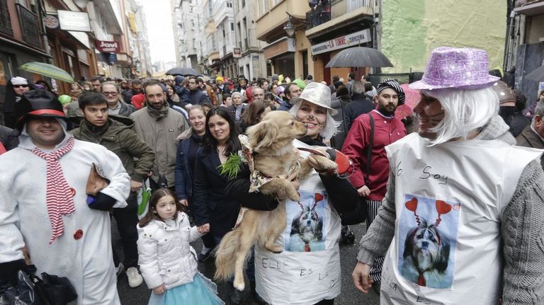 La calle de la Torre llena de gente disfrazada