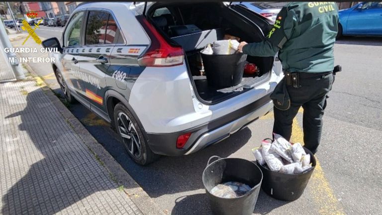 La Guardia Civil interviene 57 kilos de pulpo en el puerto de Beluso