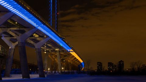 El puente Champlain, en la ciudad canadiense de Quebec, se tiñó con los colores de la bandera de Ucrania