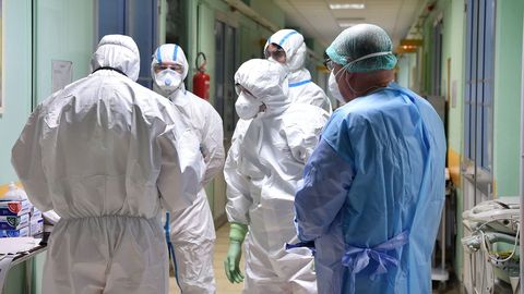 Personal sanitario en un hospital de Turín, en el norte de Italia