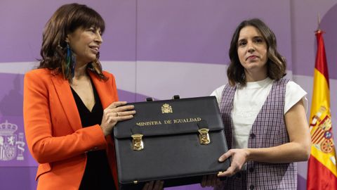 Irene Montero (derecha) traspasa la cartera de Igualdad a la socialista Ana Redondo (izquierda)