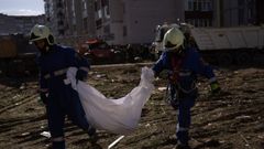 Dos bomberos rescatan el cadver de una vctima tras el impacto de un misil ruso en un bloque de apartamentos en Umn, en el centro de Ucrania