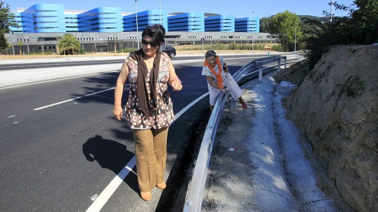 Comienza la instalación de aceras en la carretera de acceso al hospital Álvaro Cunqueiro