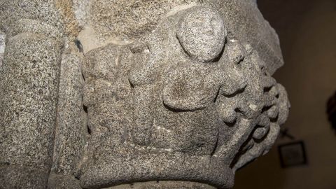 Capiteles en el arco del crucero de la iglesia parroquial de Pinol