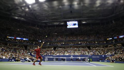 El tenista suizo Roger Federer sirve una bola al japonés Yoshihito Nishioka durante el segundo día de partidos del Abierto de Tenis de Estados Unidos en el Centro Nacional de Tenis USTA en Flushing Meadows, Nueva York (EE.UU)