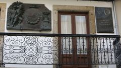 Placas conmemorativas en la fachada de la vivienda natal del dictador, ubicada en la calle Mara.