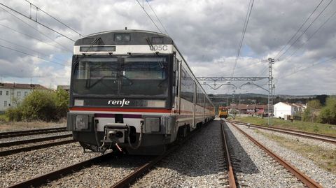 El tren Ponferrada-Ourense que se averió, después de ser remolcado hasta la estación de Canaval (Sober)