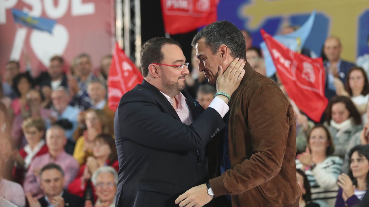 El presidente del Gobierno, Pedro Snchez (i) y el presidente de Asturias, Adrin Barbn