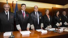 Augusto Pérez-Cepeda (tercero por la izquierda), este martes junto a los representantes de los colegios de abogados.