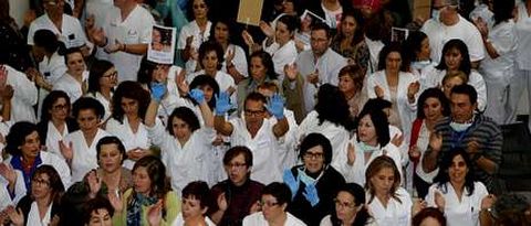 Decenas de trabajadores del Hospital Meixoeiro, referencia para casos de bola en Galicia, se manifestaron el lunes. 