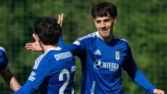 Santi Miguélez y Dieguito Menéndez celebran el gol del Vetusta al Mosconia