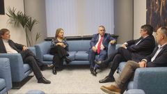 El expresidente de la Generalitat Carles Puigdemont y el secretario de organización del PSOE, Santos Cerdán, junto al secretario general de Junts, Jordi Turull, el pasado lunes.