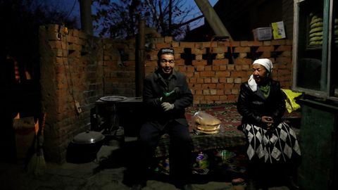 Un matrimonio uigur, en su casa de la ciudad de Turpan, en Xinjiang 