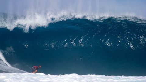Un surfista australiano tomando una gran ola en Hawaii.