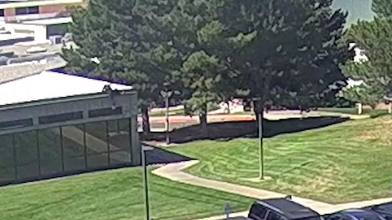 El FBI sigue buscando al asesino de Charlie Kirk y publica el vídeo de su huida