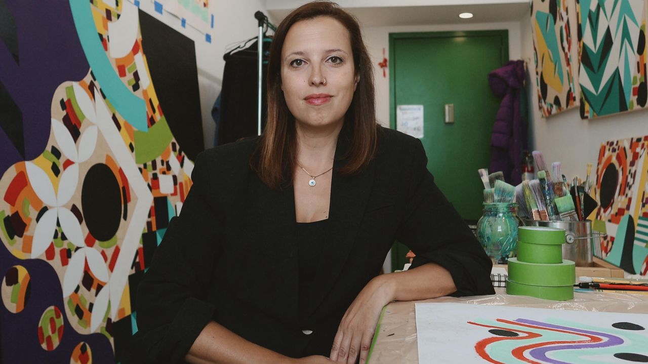 Siete d�cadas de Telev�s.Vanesa �lvarez con las obras que presenta en su primera individual en Nueva York