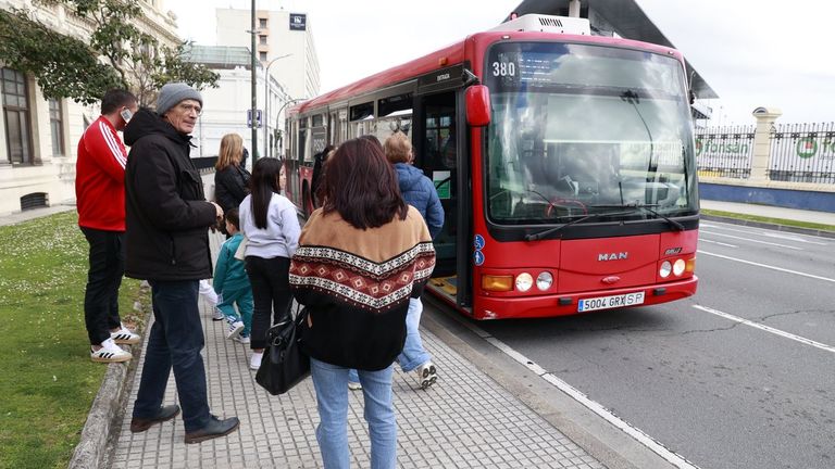 Usuarios del bus urbano, en la parada provisional de la Avenida do Porto, a la salida del túnel de O Parrote