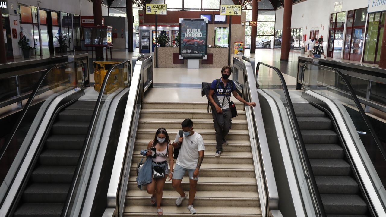 V�deo de las elecciones en Burela, con colas para votar.Estaci�n de autobuses de Vigo