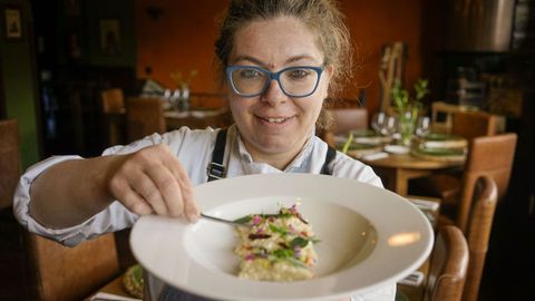 Bego Vázquez, con una de sus creaciones en O Regueiro da Cova, en Verín
