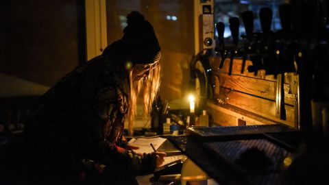 Corte de luz en una cafetería de Kiev.