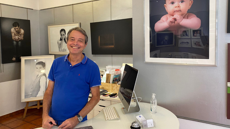Ángel González Cavero en su estudio de fotografía Foto Ángel