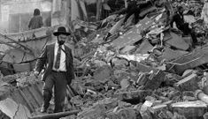 Un hombre anda sobre los escombros de la sede de la AMIA, derruida por la explosin. 