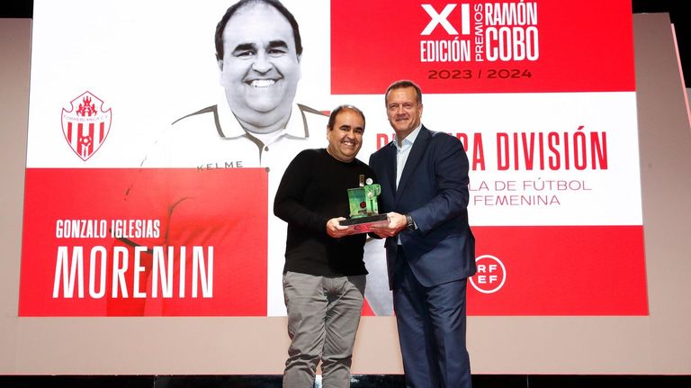 Gonzalo Iglesias, Morenín, entrenador ourensano del Torreblanca, recogió el premio a mejor entrenador de Primera División femenina de fútbol sala en la temporada 23/24.