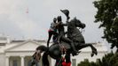 Los manifestantes colocaron cadenas para intentar derribar la estatua de Andrew Jackson frente a la Casa Blanca