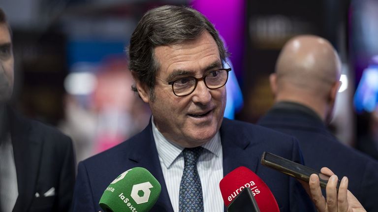 Garamendi sigue su pulso con Díaz: «Yo no dije que iba a cobrar solo tres veces el salario mínimo; ella sí»