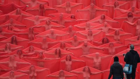 Más de 200 personas posan parcialmente desnudas en un aparcamiento de un centro comercial como parte del último proyecto del fotógrafo estadounidense Spencer Tunick, una sesión con temática apocalíptica que recuerda a la serie «El cuento de la criada» 