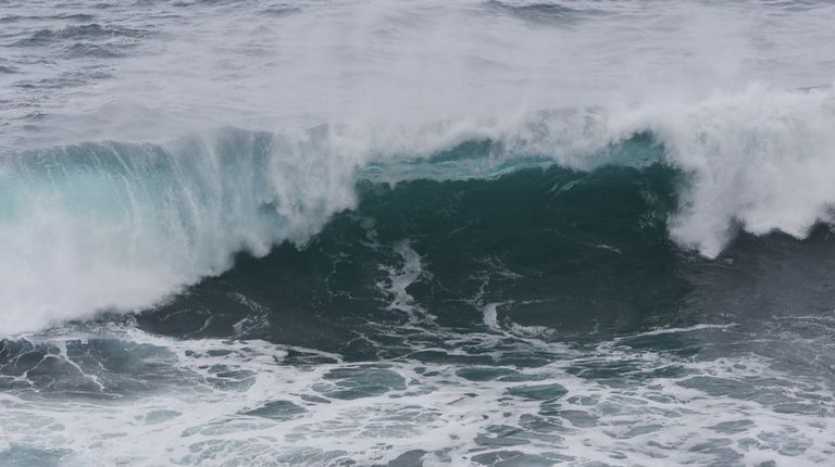 Fuerte oleaje en la costa gallega image.