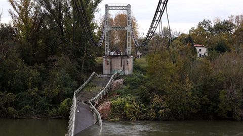 El puente colgante  de Mirepoix sur Tarn, cerca de Toulouse, de estructura metálica, fue construido en 1935