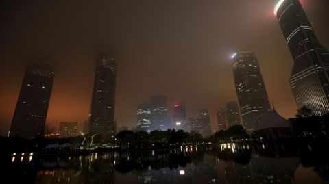 Los rascacielos ms famosos del pas, como los del Pudong, en Shanghi, se han apagado durante la Hora del Planeta.