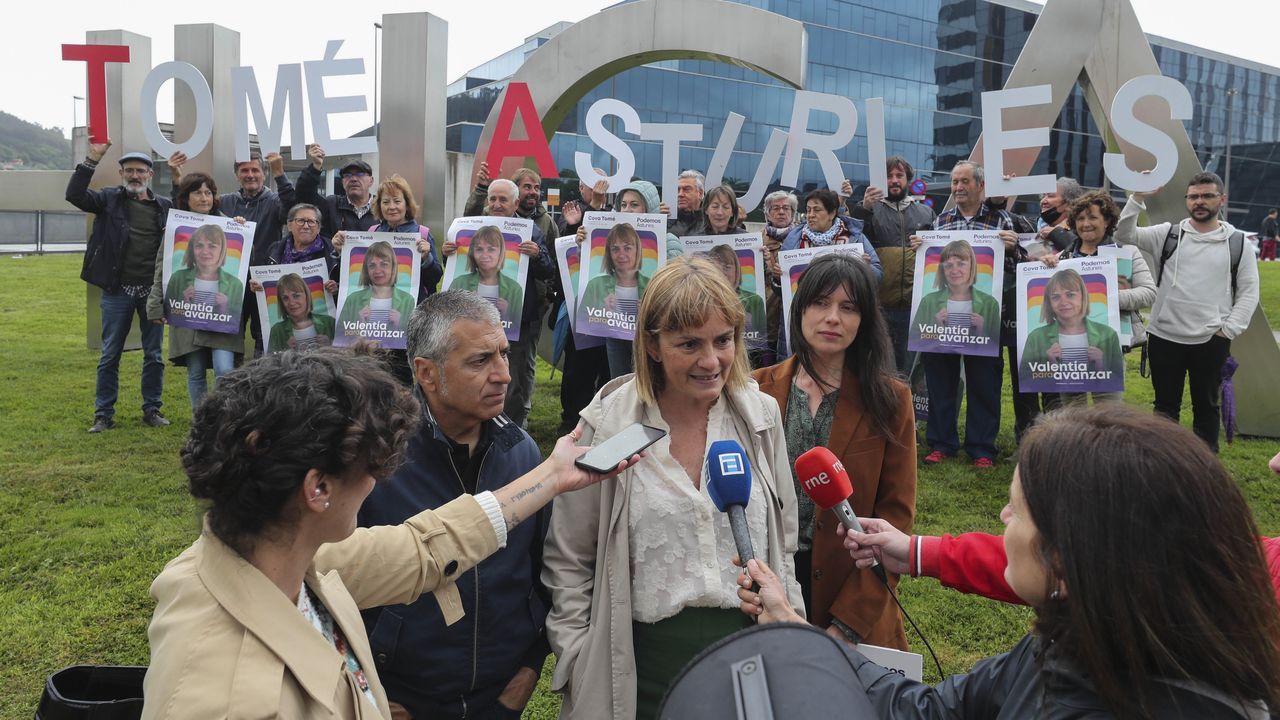 La candidata de Podemos a la Presidencia del Principado, Covadonga Tomé, atiende a los periodistas tras presentar este jueves el cartel de su candidatura con motivo del inicio de campaña, a la entrada del Hospital Universitario Central de Asturias (HUCA)