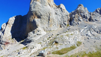 Refugio Vega del Urriellu a los pies del Picu Urriellu, en Picos de Europa