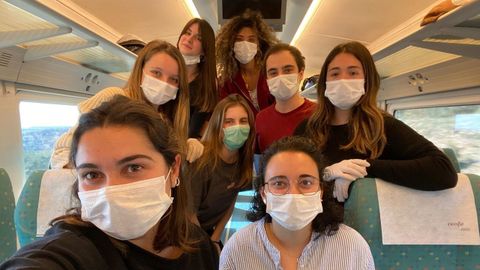 Los voluntarios se desplazaron a Madrid en el nico tren que parti este viernes desde Vigo hacia la capital