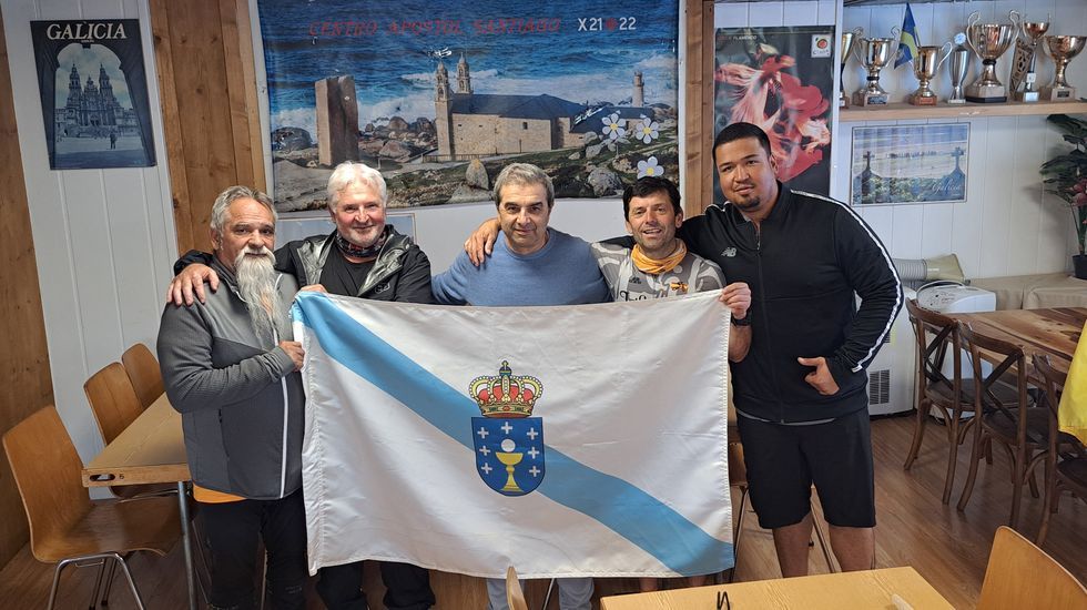 El presidente del centro Santiago Ap�stol (centro), con bruno y Suso Ramos, a su derecha, y Titus Guti�rrez y un amigo colombiano.