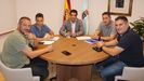 El delegado de la Xunta en Ourense, Gabriel Alén, y el deportes, Manuel Pérez, se reunieron con los presidentes de los equipos usuarios de O Couto, Fernando Currás, de la Unión Deportiva Ourense, y Camilo Díaz, del Ourense Club de Fútbol.