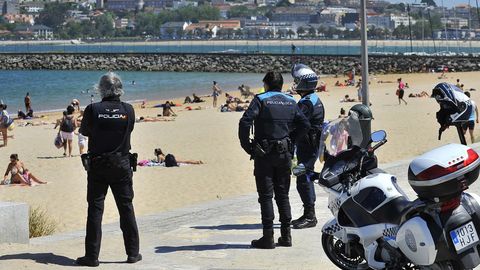 En la playa de Oza, en A Coruña, los agentes han estado vigilantes