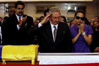 El presidente cubano Ral Castro se despide de Chvez.
