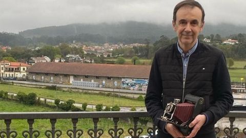 Ángel Eugenio Labarta, en Vilagarcía, cunha antiga cámara de fotos na man, en alusión á afección que tamén tiña Enrique Labarta.