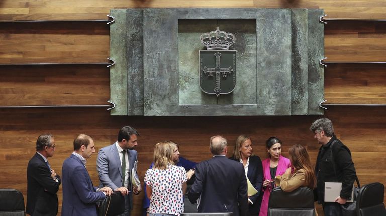 Portavoces de los grupos políticos de la Junta General del Principado conversan tras finalizar el primer pleno ordinario del nuevo periodo de sesiones del parlamento asturiano