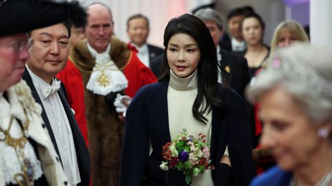 La primera dama surcoreana y Yoon Suk-yeol (izquierda), en un viaje al Reino Unido el pasado ao.