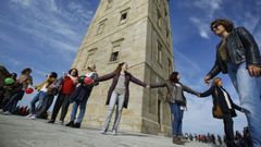 Trabajadores de Extel protestan por el ERE del 2016 con un acto en la torre de Hrcules